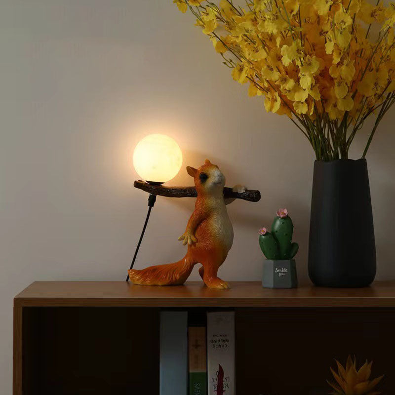Zeitgenössische kreative Eichhörnchen Harz Glas 1-Licht Tischlampe für Schlafzimmer 