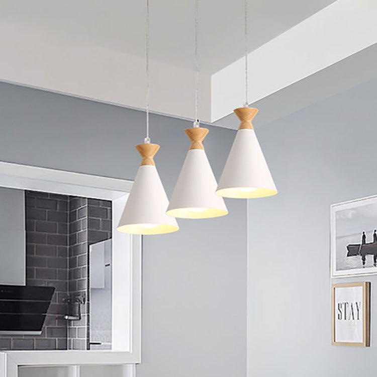 Zeitgenössische kreative Macaron Kegel Horn Hardware Gummi Massivholz 1-Licht Anhänger für Wohnzimmer 