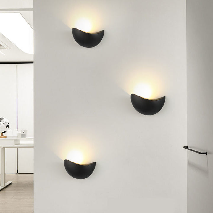Lámpara de pared LED de aluminio en forma de media luna moderna minimalista para sala de estar 