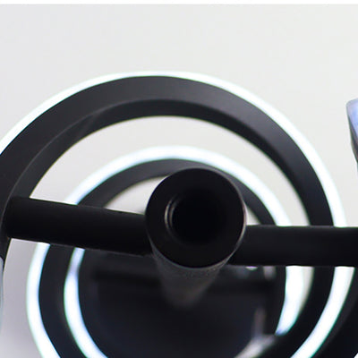 Zeitgenössische nordische Doppelspirale, die Eisenstreifen LED-Tischlampe für Schlafzimmer umwickelt