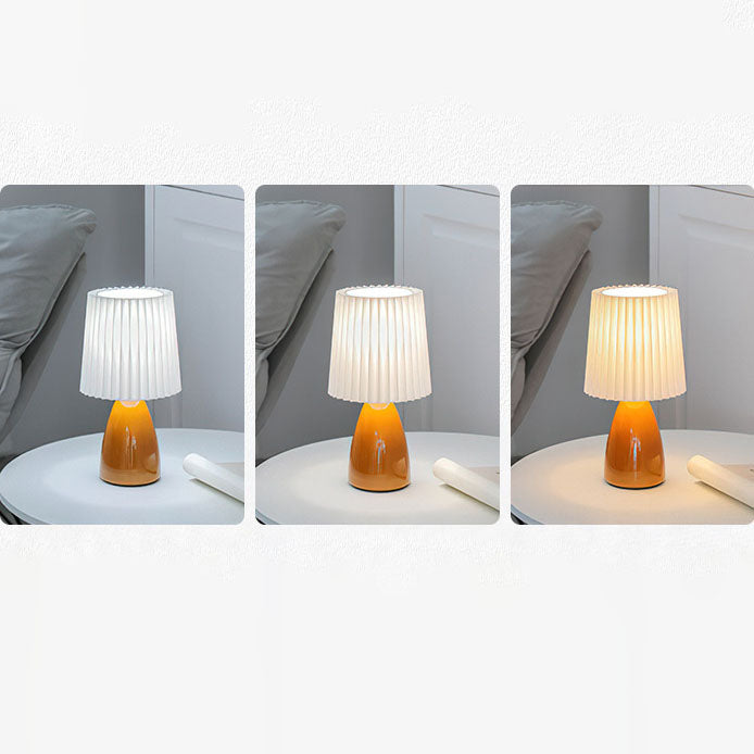 Zeitgenössische skandinavische Tischlampe mit plissiertem Stoffschirm und Glasfuß, 1-Licht, für das Schlafzimmer 