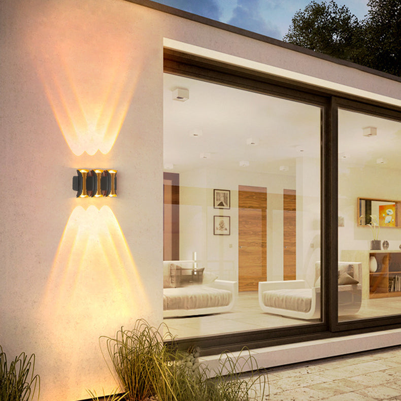 مصباح حائط LED زجاجي من الألومنيوم مستطيل مقاوم للماء بتصميم عصري بسيط للفناء الخارجي 