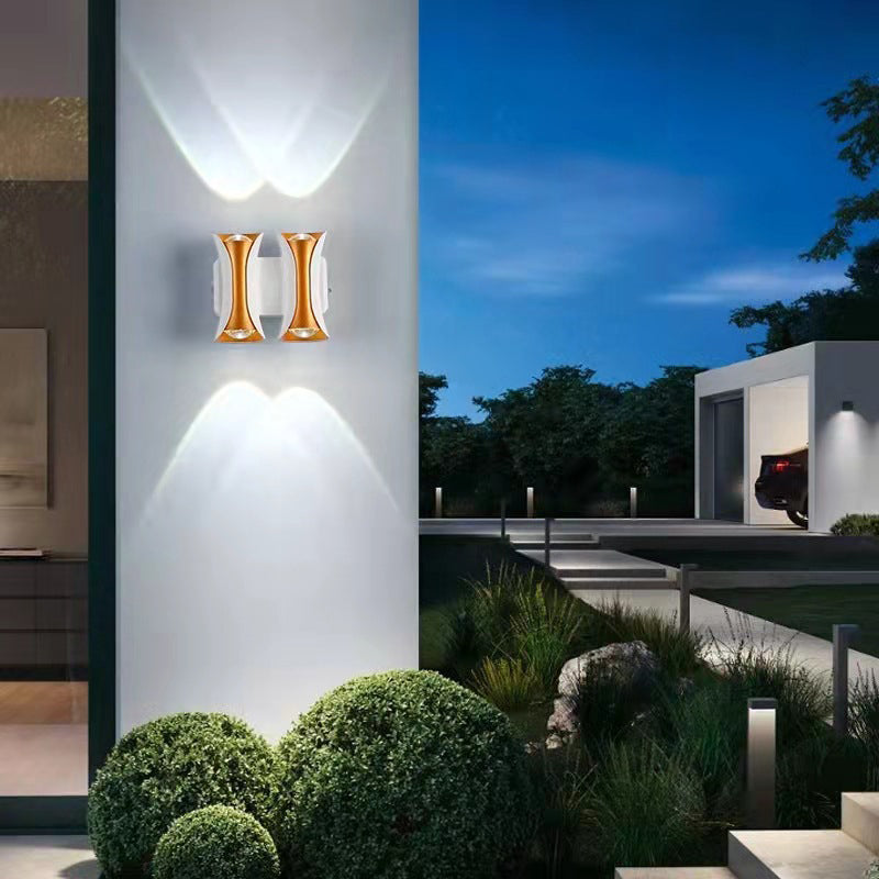 مصباح حائط LED زجاجي من الألومنيوم مستطيل مقاوم للماء بتصميم عصري بسيط للفناء الخارجي 