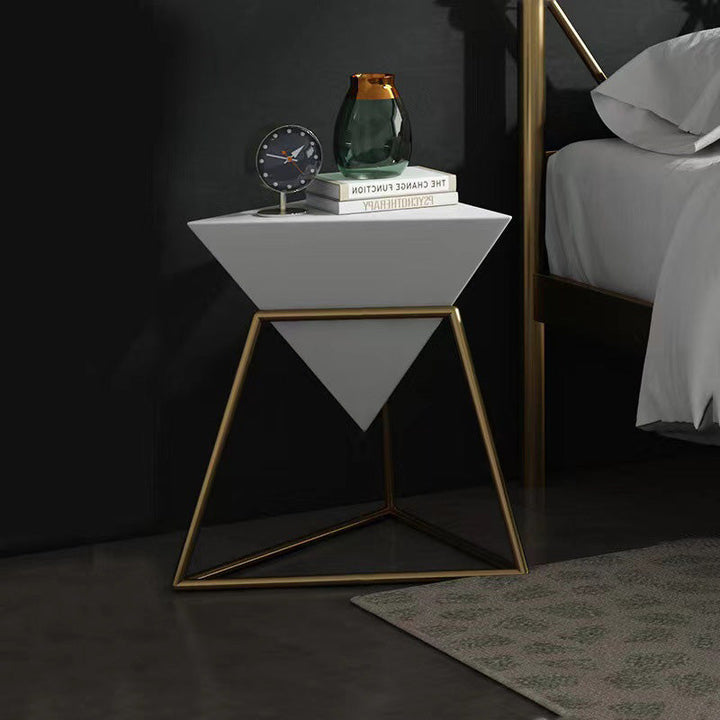 Zeitgenössischer nordischer Dreieck-Pyramiden-Glas-Schiefer-Metall-Beistelltisch für das Bett 