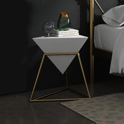Zeitgenössischer nordischer Dreieck-Pyramiden-Glas-Schiefer-Metall-Beistelltisch für das Bett 