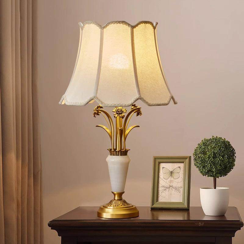 Zeitgenössische Luxus-Stoffschirm Jade Alle Kupfer geschnitzte Basis 1-Licht Tischlampe für Home Office 