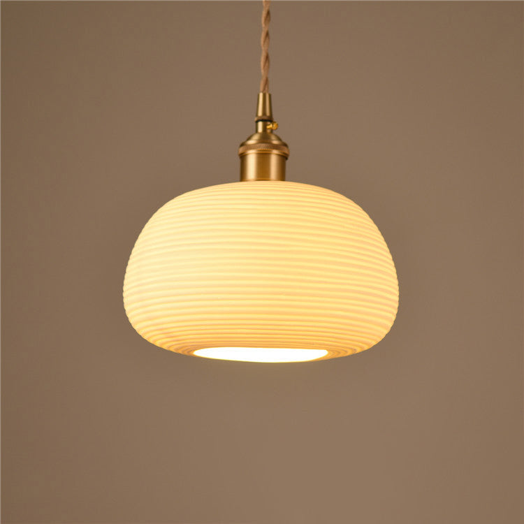 Lustre suspendu en céramique à rayures cylindriques irrégulières nordiques contemporaines avec cuivre et 1 lumière pour salon 