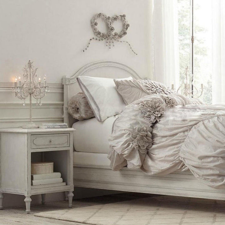 Lámpara de Mesa de 4 Luces con Diseño de Candelabro de Cuentas de Cristal y Herrajes Blancos Desgastados de Estilo Boho Contemporáneo para Dormitorio 