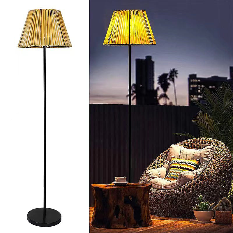 مصباح أرضي LED قائم من الخيزران المنسوج يدويًا بتصميم تقليدي مقاوم للماء يعمل بالطاقة الشمسية على شكل شبه منحرف للحديقة 