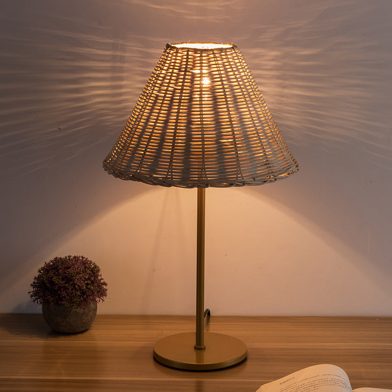 Lampe de table contemporaine Boho ronde à base cylindrique trapézoïdale en rotin et métal à 1 lumière pour chambre 