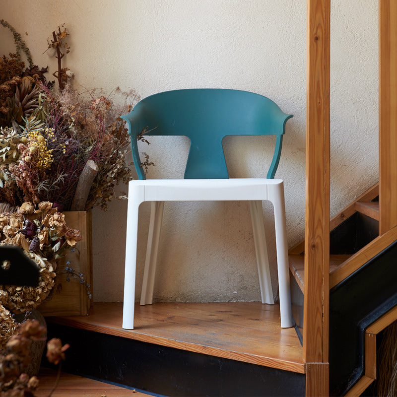 Chaise de salle à manger en plastique trapézoïdale minimaliste moderne avec dossier et accoudoirs pour salle à manger 