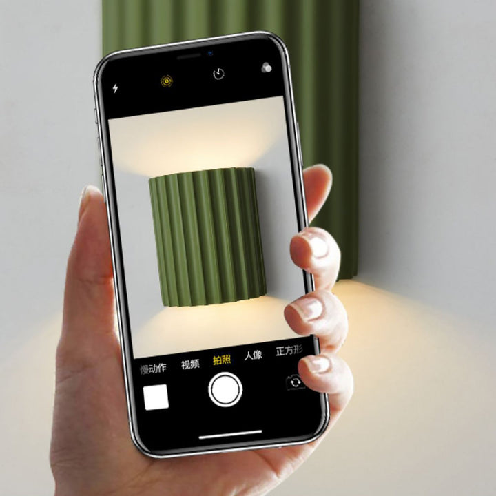 Aplique de pared de resina con rayas verticales en forma de medio cilindro minimalista moderno de 2 luces para sala de estar 