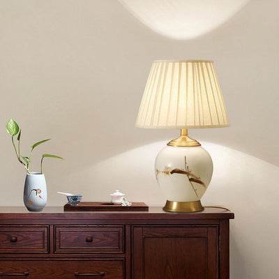 Lámpara de mesa de 1 luz con base de cerámica y pantalla de tela bordada con flor de ciruelo china tradicional para dormitorio 