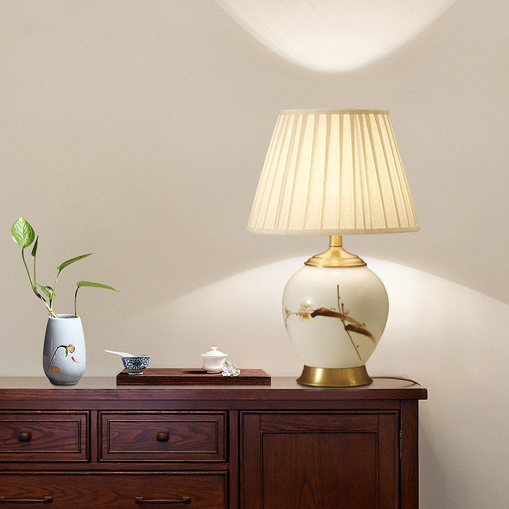 Lámpara de mesa de 1 luz con base de cerámica y pantalla de tela bordada con flor de ciruelo china tradicional para dormitorio 