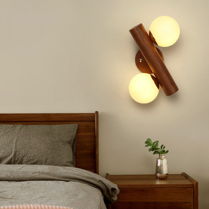Zeitgenössische skandinavische Zylinderkugel-Wandlampe aus Gummibaumholz mit Glas und 2 Lichtern für das Schlafzimmer 