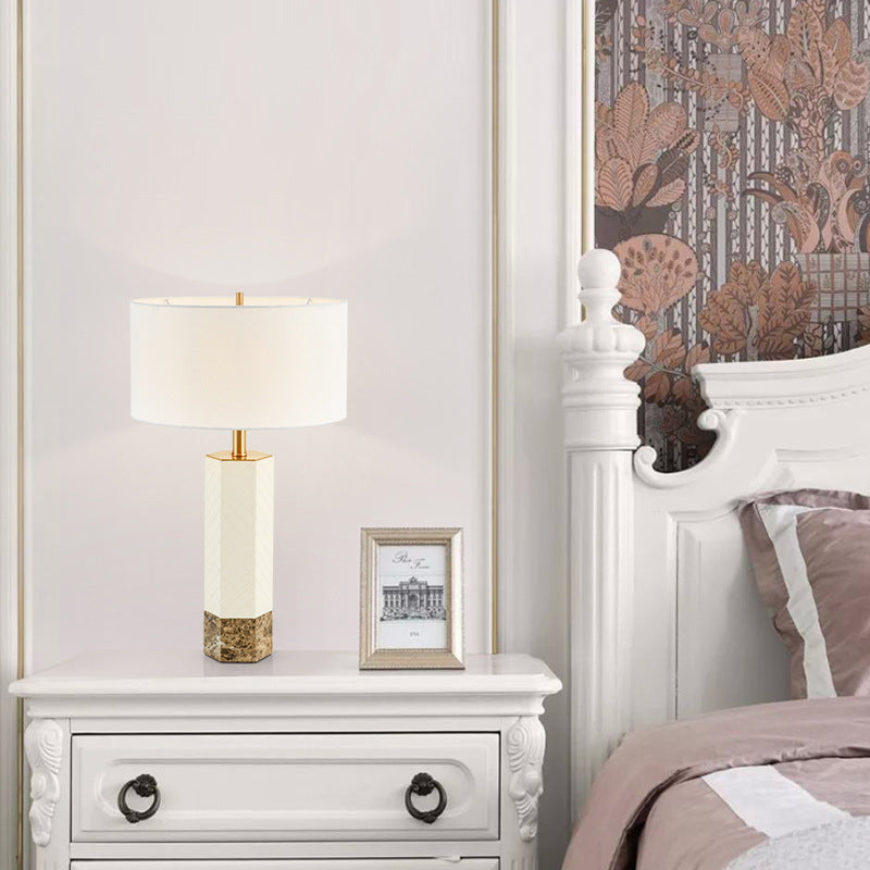 Moderne minimalistische sechseckige Säule rund Marmor Leder Stoff 1-Licht Tischlampe für Schlafzimmer 