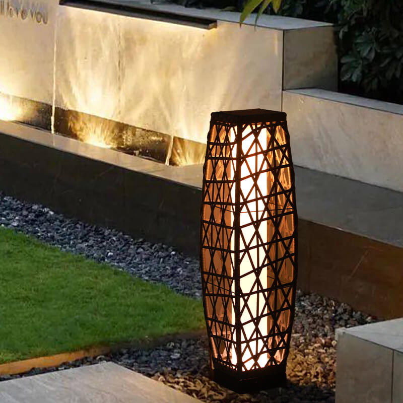 مصباح أرضي LED من الحديد والروطان المنسوج بتصميم عصري بسيط لأربعة أضواء شمسية للاستخدام في الفناء الخارجي 