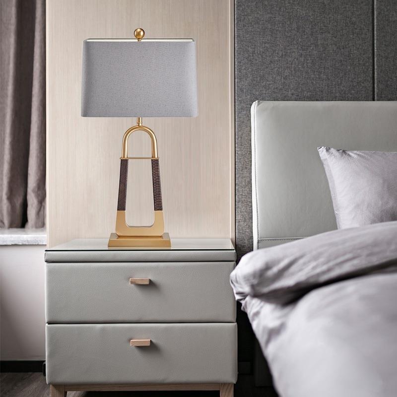 Moderne minimalistische Dreieck Rechteck Hardware Stoff 1-Licht Tischlampe für Schlafzimmer 