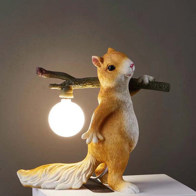 Zeitgenössische kreative Eichhörnchen Harz Glas 1-Licht Tischlampe für Schlafzimmer 
