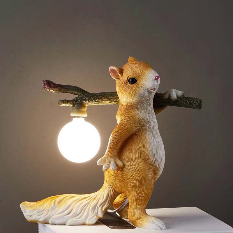 Zeitgenössische kreative Eichhörnchen Harz Glas 1-Licht Tischlampe für Schlafzimmer 