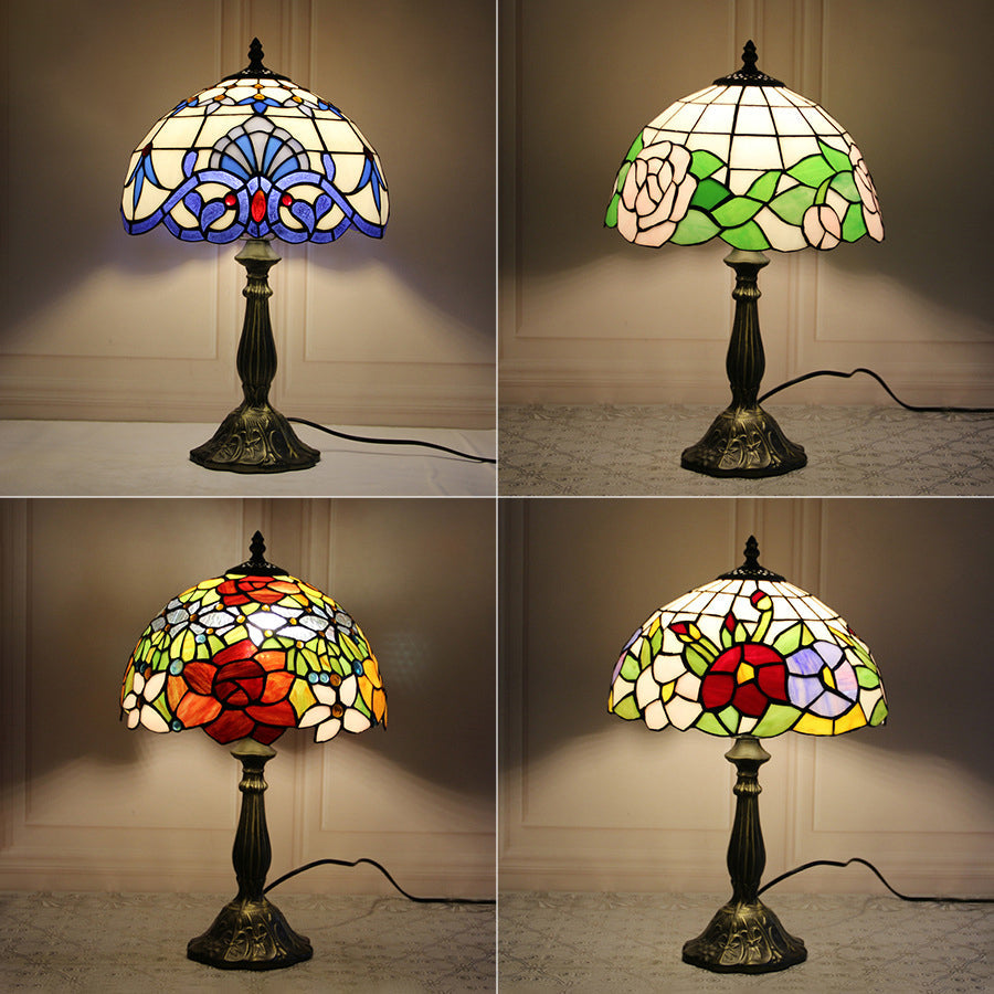 Abat-jour en dôme en verre teinté Tiffany traditionnel Base en alliage de lotus Lampe de table à 1 lumière pour chambre 