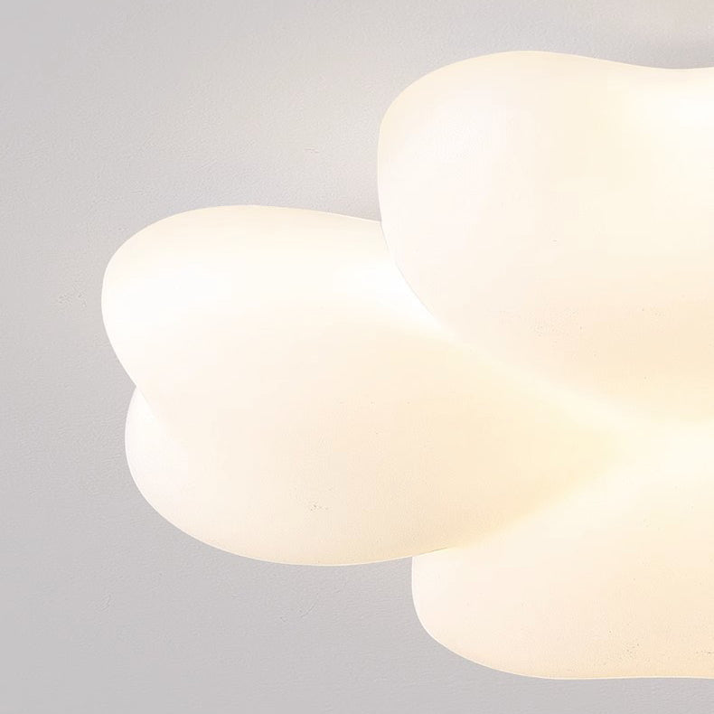 Plafonnier LED à montage affleurant en fer PE trèfle à quatre feuilles de simplicité contemporaine pour salon 