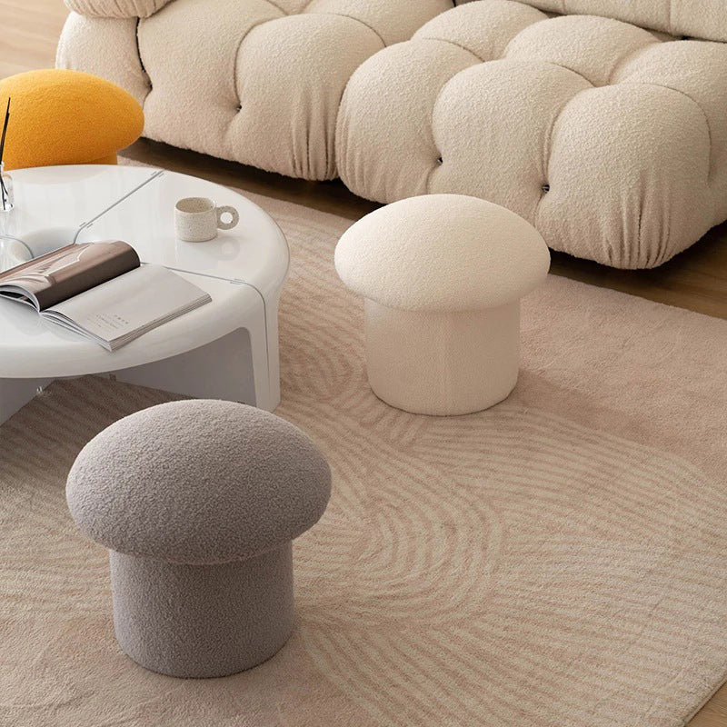 Moderner minimalistischer Zylinder-Hocker in Pilzform aus Sherpa-Fleece und Holz für den Schminktisch im Schlafzimmer 