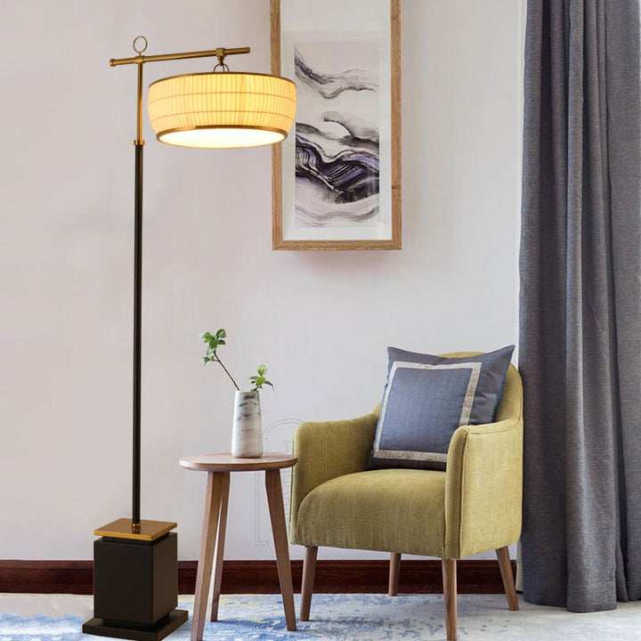 Lampadaire pour salon avec abat-jour plissé en tissu chinois traditionnel et base en matériel, 1 lumière 