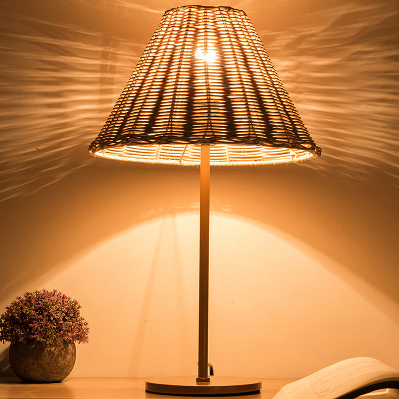 Lampe de table contemporaine Boho ronde à base cylindrique trapézoïdale en rotin et métal à 1 lumière pour chambre 