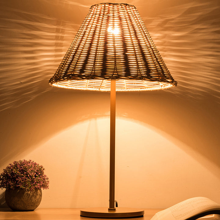 Lampe de table contemporaine Boho ronde à base cylindrique trapézoïdale en rotin et métal à 1 lumière pour chambre 