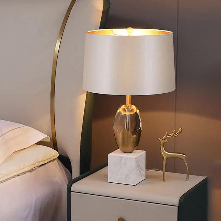 Moderne Art Deco Stoff Kristall Marmor Basis 1-Licht Tischlampe für Schlafzimmer 