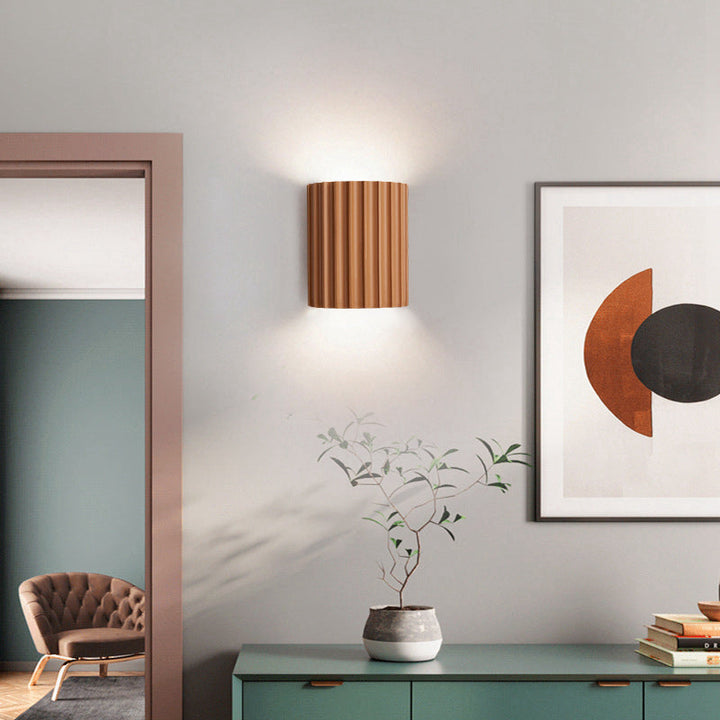 Aplique de pared de resina con rayas verticales en forma de medio cilindro minimalista moderno de 2 luces para sala de estar 