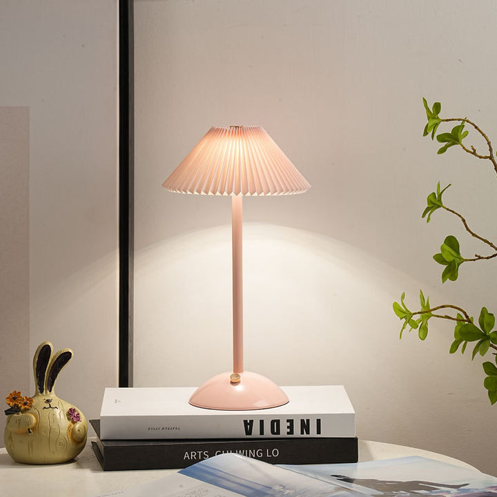 Lámpara de mesa contemporánea escandinava recargable de tela cónica plisada de 1 luz para mesita de noche 