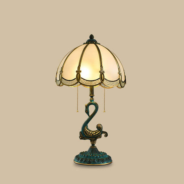 Traditionelle 2-flammige Tischlampe mit Schwanensockel aus Kupfer und europäischem Buntglas für Schlafzimmer und Homeoffice 