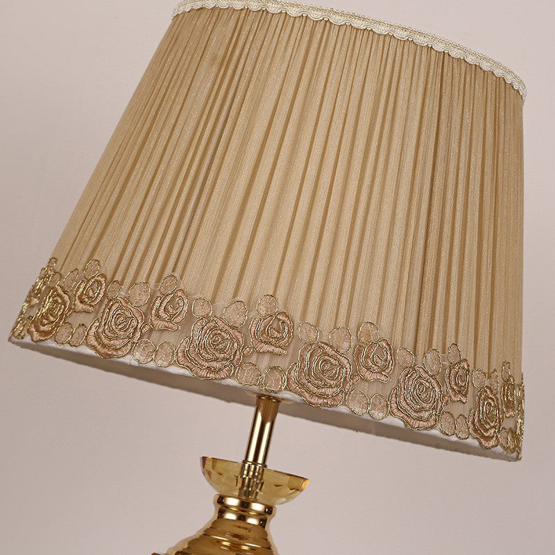 Traditionelle europäische Zylinder-Hardware-Kristallgewebe-1-Licht-Tischlampe für Schlafzimmer 