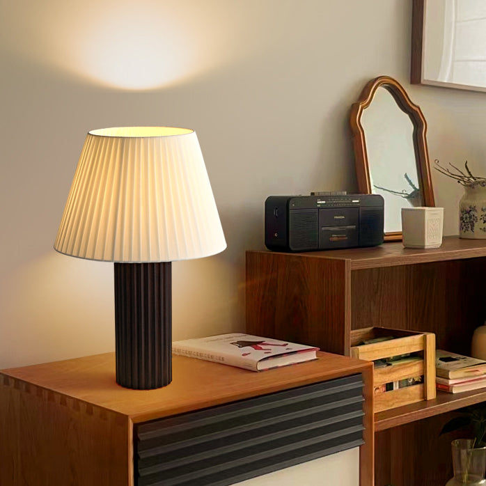 Lámpara de mesa de 1 luz de cilindro retro contemporáneo de madera plisada y tela con latón para mesita de noche 