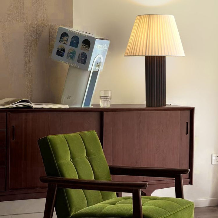 Lámpara de mesa de 1 luz de cilindro retro contemporáneo de madera plisada y tela con latón para mesita de noche 
