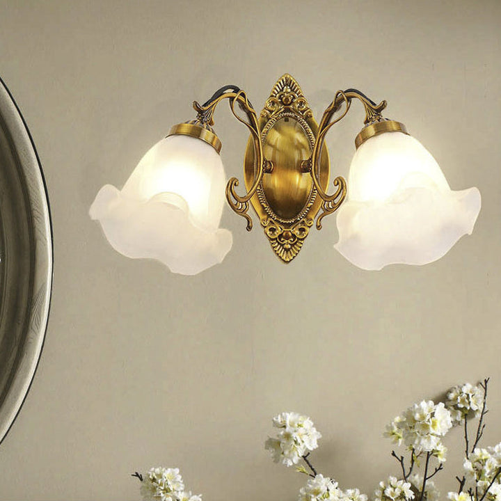 Traditionelle europäische Eisenglas-Blumen-2-Licht-Wandleuchter-Lampe für Wohnzimmer 