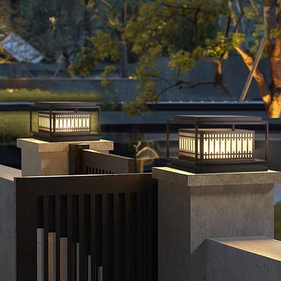 Traditionelle chinesische quadratische 1-flammige Pfostenleuchte aus Edelstahlglas für den Garten 