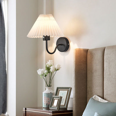 Lámpara de Aplique de Pared de 1 Luz de Tela de Hierro con Base de Disco Plisado Minimalista Moderna para Dormitorio 