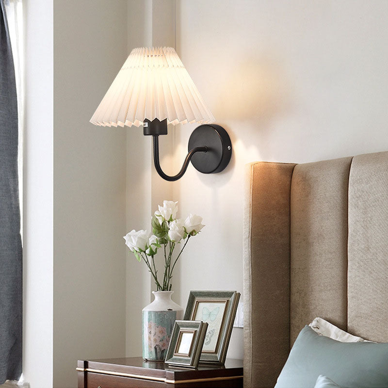 Lámpara de Aplique de Pared de 1 Luz de Tela de Hierro con Base de Disco Plisado Minimalista Moderna para Dormitorio 
