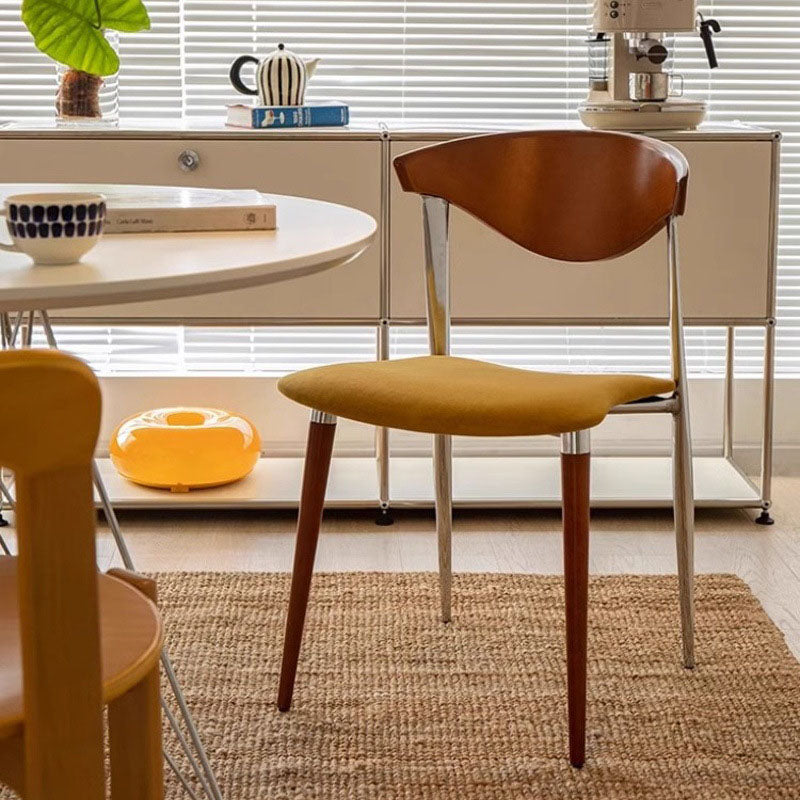 Chaise de salle à manger contemporaine rétro en bois de hêtre, fer, velours, éponge carrée avec dossier incurvé pour salle à manger 