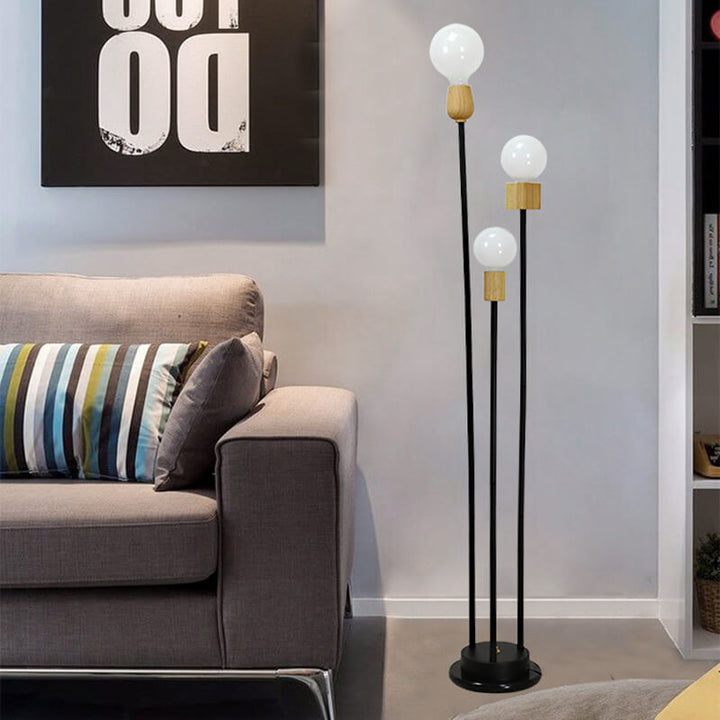 Lampe de sol industrielle rétro en fer avec cadre noir fini et trois globes en verre 