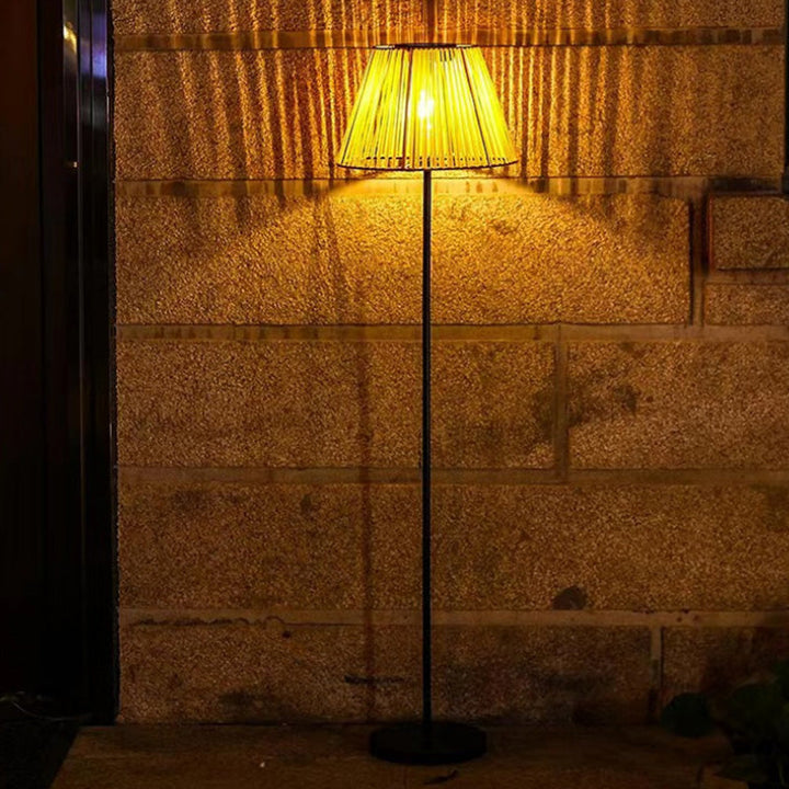 Lámpara de pie LED de ratán tejida a mano trapezoidal solar impermeable de granja tradicional para jardín 
