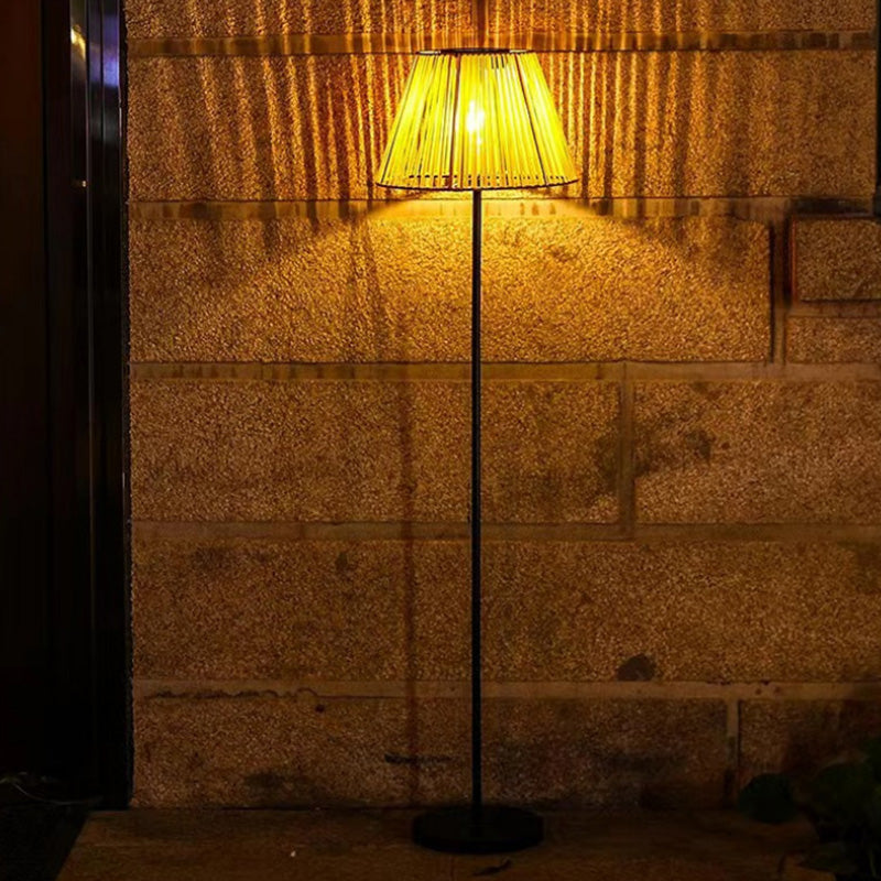 مصباح أرضي LED قائم من الخيزران المنسوج يدويًا بتصميم تقليدي مقاوم للماء يعمل بالطاقة الشمسية على شكل شبه منحرف للحديقة 