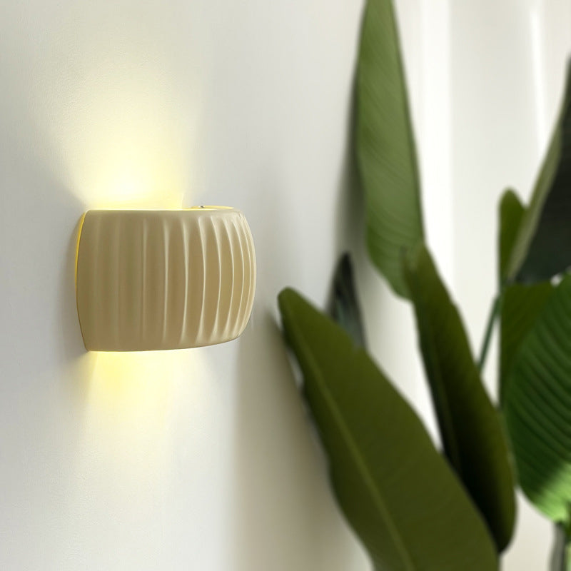 Lámpara de Aplique de Pared de 2 Luces con Pantalla Semicircular de Resina Acanalada Crema Nórdica Contemporánea para Dormitorio 