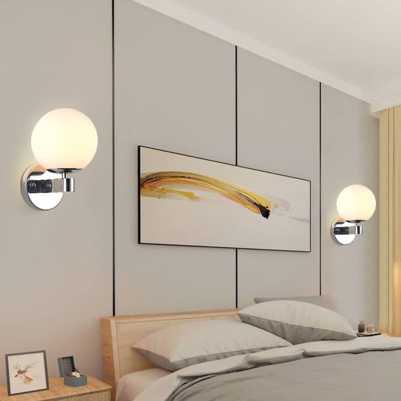 Zeitgenössische skandinavische Milchweiße Glas-Kugel-Schirm Eisenbasis 1-Licht Wandleuchte für Wohnzimmer 