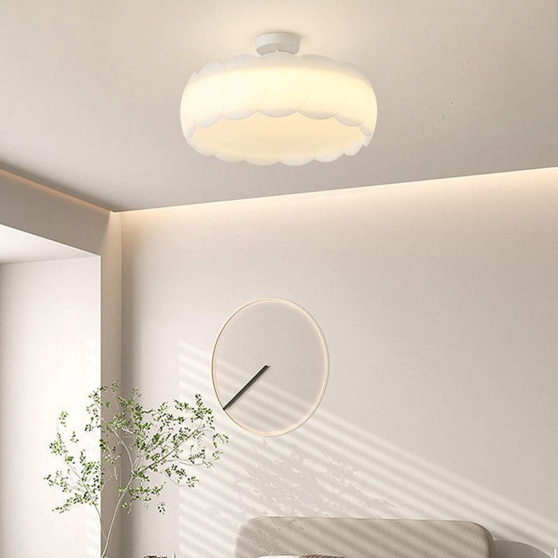 Moderne minimalistische cremefarbene runde Spitzen-Hardware PE LED Semi-Flush Mount Deckenleuchte für Schlafzimmer 