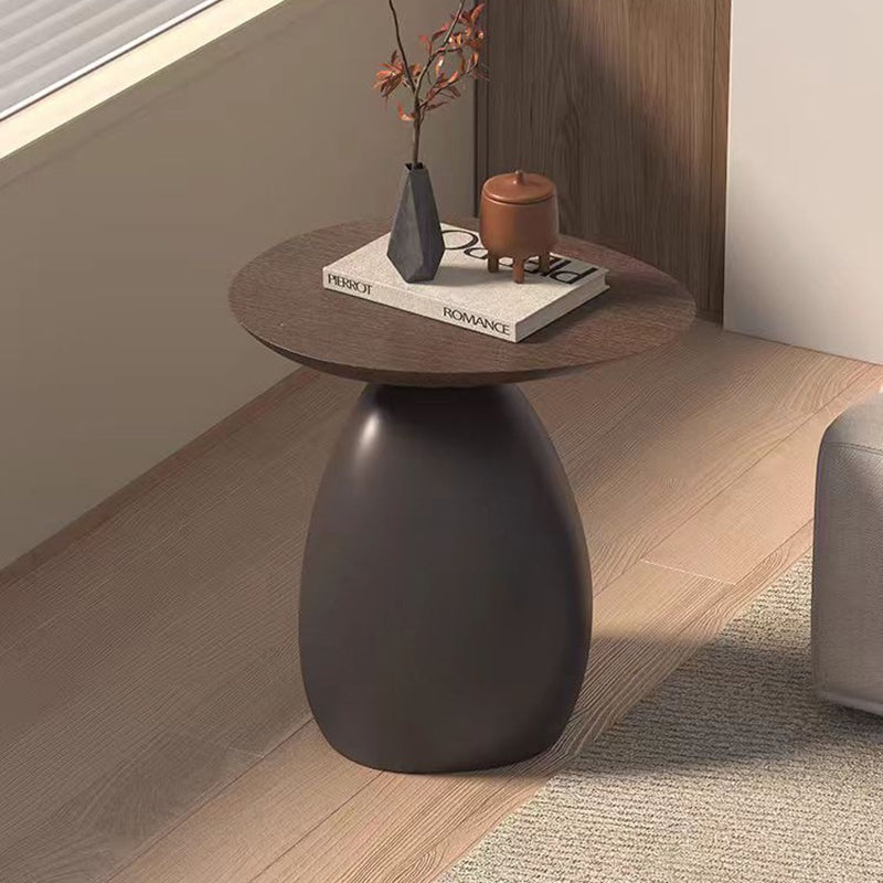 طاولة قهوة مستديرة من الراتنج بتصميم هندسي بسيط معاصر لغرفة المعيشة 