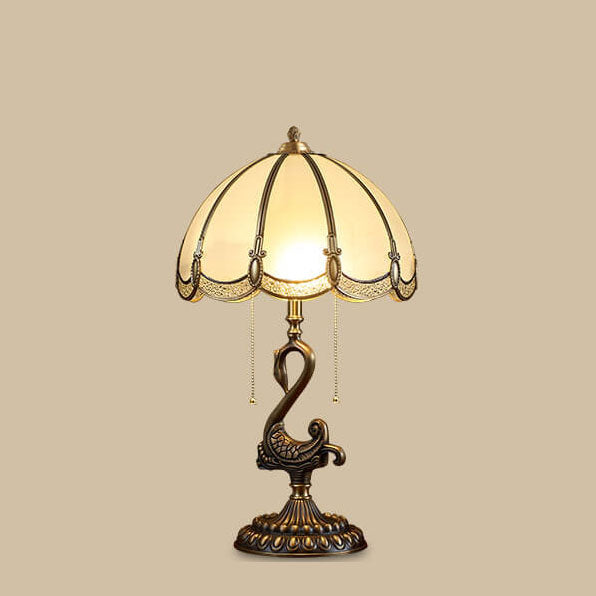 Traditionelle 2-flammige Tischlampe mit Schwanensockel aus Kupfer und europäischem Buntglas für Schlafzimmer und Homeoffice 